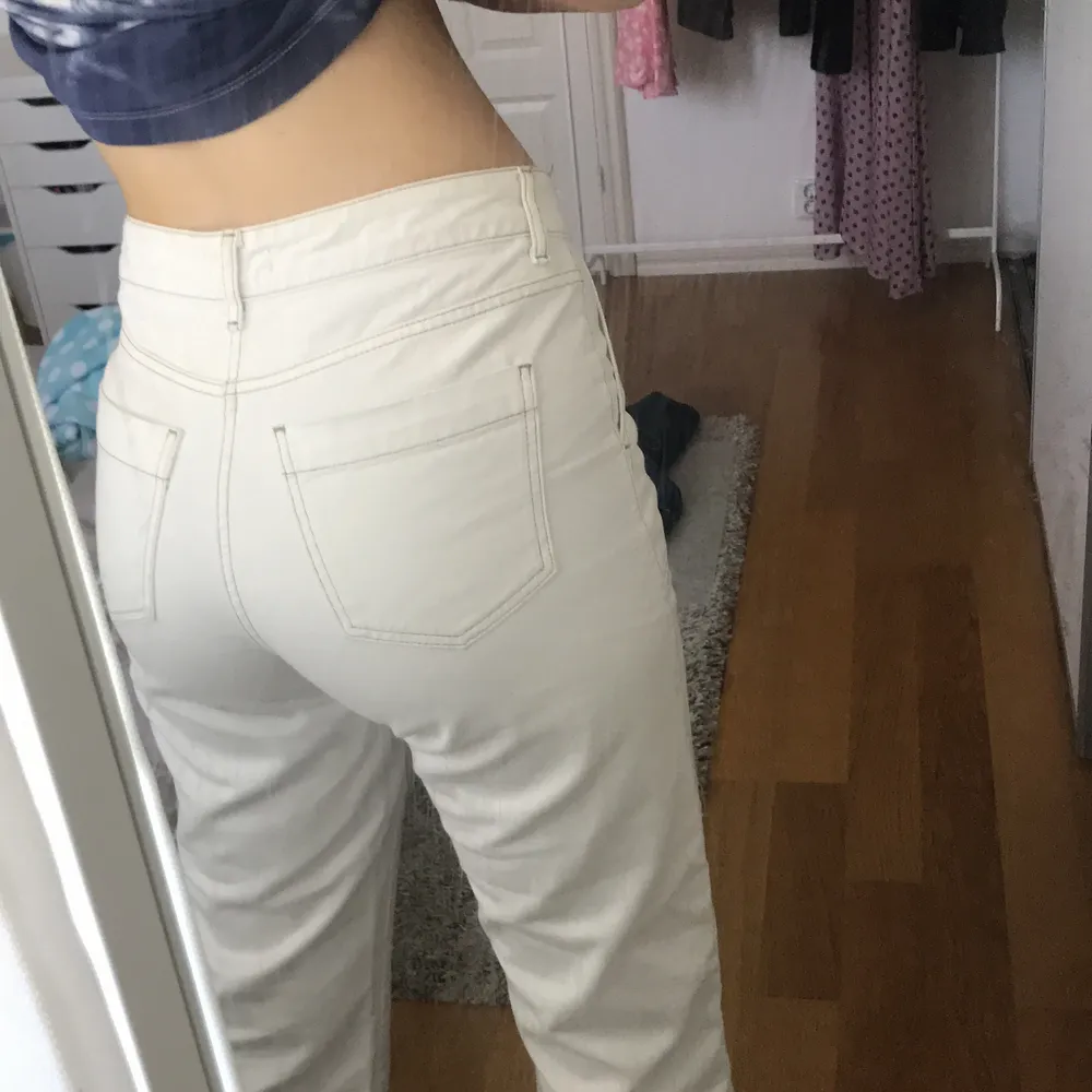 Vita jeans från Gina tricot. Som man ser på bilden är de ganska korta i längden. Använda men i bra skick. Köparen står för frakten:). Jeans & Byxor.