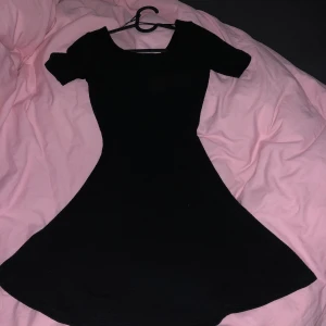 Svart klänning - Svart klänning i bra skick, använt 2 gånger. Säljer den för 70kr + frakt