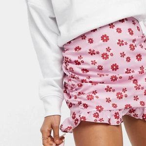 Oanvänd kjol - Superfin helt oanvänd kjol från ASOS 💓 Säljer pga att den ej passar mig i storleken och kunde inte returnera den 💞 Den har en volang längst ner och är sydd på sidorna (se tredje bilden) och har en sidodragkedja. Storlek M, för mig som är L i nederdelar och har ganska breda höfter blev den för liten men den fungerar fint för mindre storlekar 💘 Ursprungspris: 352kr. Frakt tillkommer på 45kr (obs: det va dåligt ljus på mina bilder, färgen är mer åt den på bilden från hemsidan💖) 