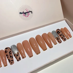 Lösnaglar - Lösnaglar ingår med nagelfil, Alkoholservett och lim.