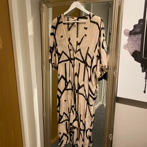 Jättefin chiffong till stranden - Supersnygg chiffong från H&M, aldrig använd, endast provad hemma.   Hämtas hos mig på Kungsholmen eller skickas för 62 kr 💌