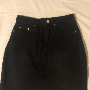 Svart jeans kjol - Storlek 32, ingen stretch 