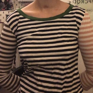 Multicolored randig tröja - Super fin randig tröja från COS 2018, en ärm är rosa, den andra är brungrön(se bild 2), fram och bak är mörkblå nästan svart och  kragen är en fin grön:) jättefin nu till sommaren! Sista bilden är inspiration / hur jag hade stylat :) orginalpris är 250, finns inte kvar på sidan oxh jag säljer billigare. Inte använt så mycket. Skriv för intresse (går att swisha) storleken fungerar för XS-S-M :)))))