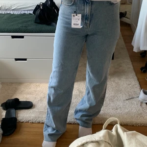 Jeans från Zara - Blå jeans från zara med prislappen kvar! Superfin färg och populär modell ❣️