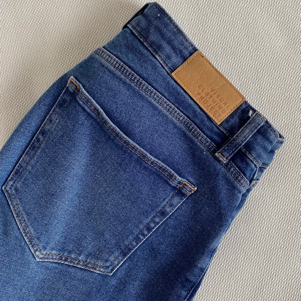Liv kick flare jeans från Visual clothing project (MQ) 💙 knappt använda, halvhög midja och superfina! Be gärna om fler bilder eller fråga om det skulle vara något du undrar över💙. Jeans & Byxor.