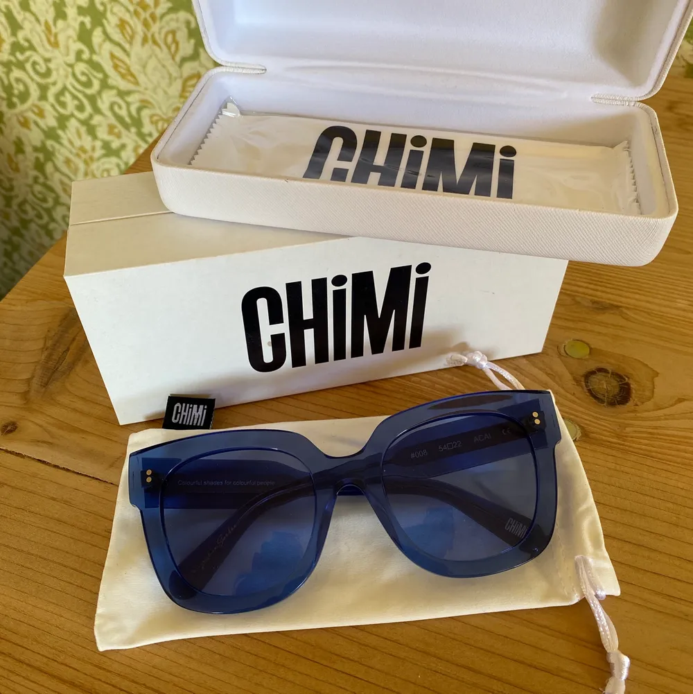 Säljer mina fantastiska Chimi Eyewear glasögon i modellen 008 Acai Clear som är nästintill oanvända💙Beställda från Chimieyewears hemsida där de nu är slutsålda, allt på bilden medföljer vid köp! Köp för 650kr inklusive spårbar frakt!. Accessoarer.