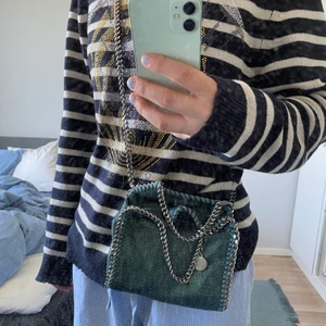 Stella mccartney - Säljer min fina stella väska då jag köpt en ny! Den är i nästan ny skick!❤️ säljer för 3700kr om många är intresserade så blor det budgivning
