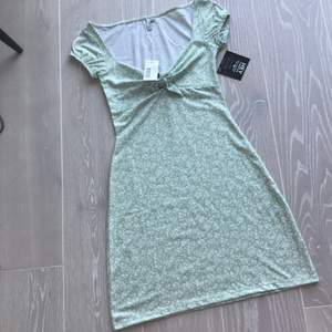 Det är en helt ny oanvänd klänning ifrån Nelly som jag precis fått men passade tyvär inte, den är i  storlek XXS och är i en pastel grön färg med vita blommor och är perfekt till sommaren💖 byst 76-78 midja 60-64 stuss 86-90
