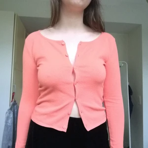 🍑Söt persikofärgad kofta från humana🍑 - JÄTTESÖT skitfin kofta från humana!! Som ni ser, en dröm i persika. Aldrig använd, köpte den trots att den var för liten 💔 ni vet när man ba inte vill acceptera faktum o köper grejer fast dem inte passar, detta var ett sådant tillfälle. Sitter rätt tajt över mina armar framför allt, så skulle säga att den e S-XS