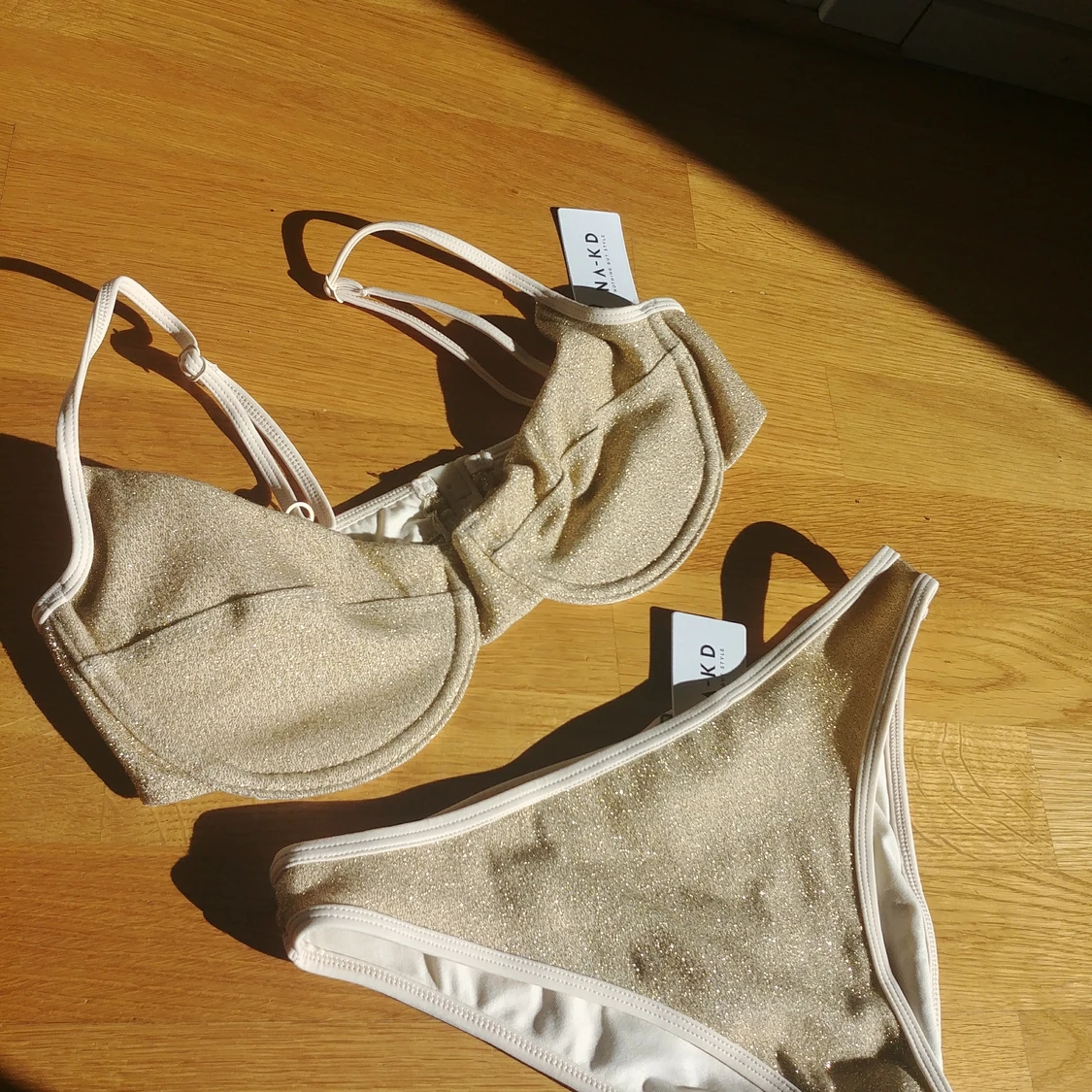 Guldig bikini NA-KD stl s/m - 90