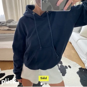 Hoodie från weekday - Säljer vidare denna fina hoodie som jag köpte här på plick då den inte passade mig! Superfin och mysig❤️ INTE SÅLD!! Lånade bilder från förra tjejen😁 Endast testad en gång men annars helt oanvänd!