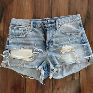 Ralph Lauren jeansshorts  - Ur snygga jeansshorts från Ralph Lauren, stl 29 nypriset ligger runt 900kr, sparsamt använda. 