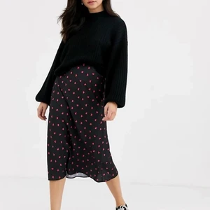 Midikjol - Jättesöt svart kjol med hjärtan. Köpte förra sommaren men har tyvärr inte kommit till användning. Kjolen är endas testad men inte använd. Bjuder på frakt vid snabb affär💖