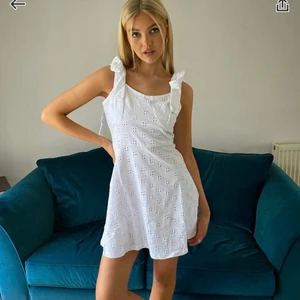 Vit klänning  - Supersöt vit klänning från ASOS som passar perfekt nu till sommaren🌼 endast testad med alla lappar kvar