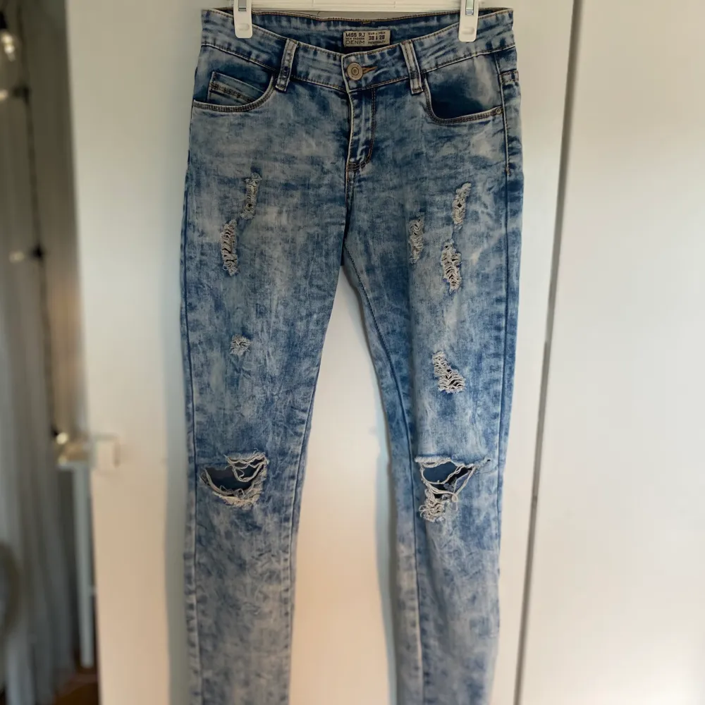 Blåa jeans med slitningar i skönt, stretchigt material. Från Miss RJ Fashion Jeans i strl 38💙 90kr + frakt✨. Jeans & Byxor.