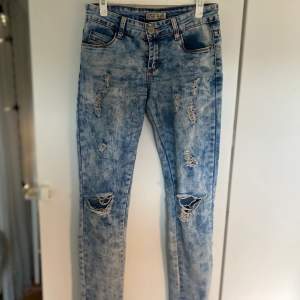 Blåa jeans med slitningar i skönt, stretchigt material. Från Miss RJ Fashion Jeans i strl 38💙 90kr + frakt✨