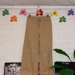 yoko jeans - beigea högmidjade jeans från monki i modellen ”yoko”👍 aldrig använda, endast testade☹️ inte strykta på bilden :(