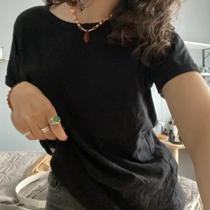 Vanlig svart T-shirt från Bik Bok - Vanlig passform, väl använd men fortfarande i bra skick, uppvikta armar och är gjord av väldigt mjukt material! 