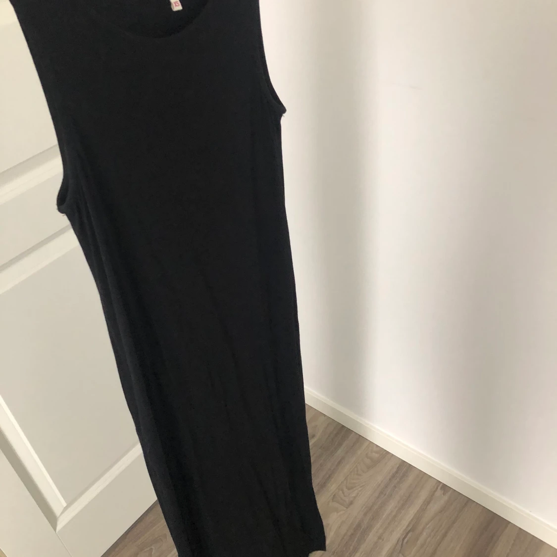 Svart klänning med slits 