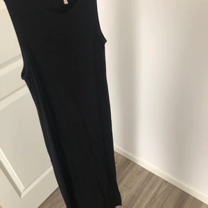 Svart klänning med slits  - En jätteskön svart klänning med slits på båda sidor. Storlek XS men är väldigt stretchig så passar som en S. Skriv privat för bilder hur den sitter på. Använd endast en gång så är i fint skick