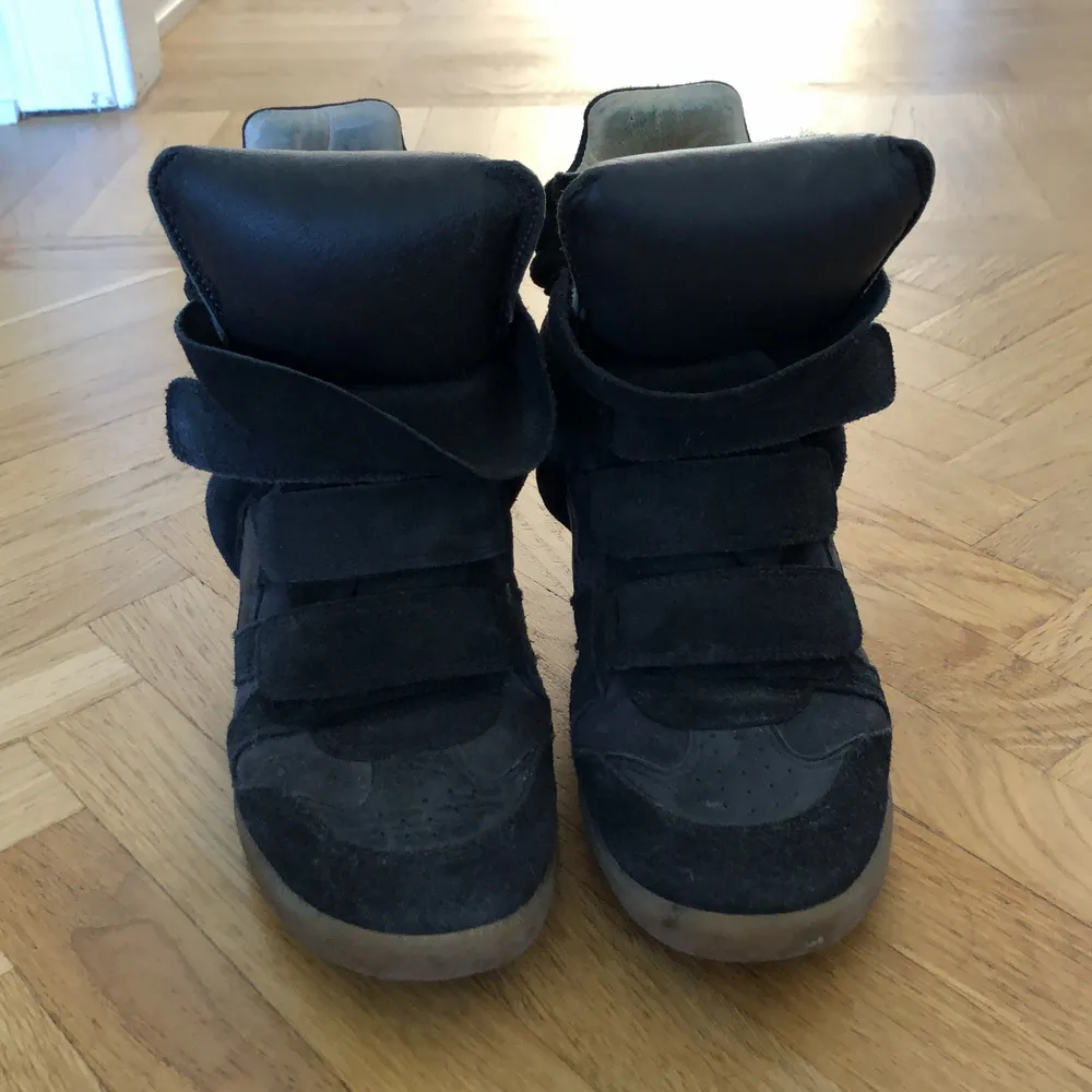 Mörkblå Bekett sneakers från Isabel Marant köpta i London! Tillhörande låda finns! Bra skick och ej använda så mycket, endast lite färjade av jeans inuti skon.. Skor.