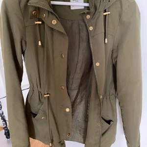 Militärgrön vår/sommarjacka - Så fin grön jacka från Vero moda, säljer pga blivit för liten. Har resor i midjan om man vill markera mer. 