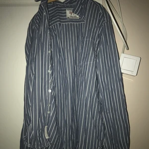 randig skjorta  - Blå randig skjorta! Jättefin och oversized! kan styla den på såå många olika sätt! Om du vill ha mer info eller bilder skriv till mig privat! 