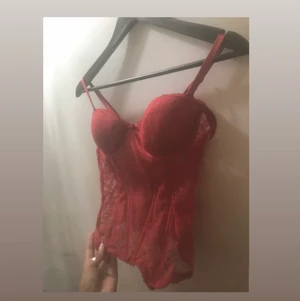 Sexig röd korsett - Denna hade jag nyårsafton för säkert 10år sedan, aldrig använt efter dess!