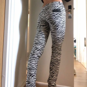 Lågmidjade smala zebrabyxor - Aaaascoola zebrabyxor med låg midja, formar rumpan så snyggt och har skön midjepassform! Passar en 34/36.
