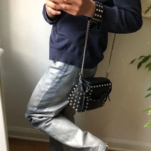 Silvriga jeans! - Har nu bestämt mig för att sälja mina supersnygga slutsålda silvriga jeans⚡️ Dem är från Gina i strl 36. Sitter svinbra och asnajs längd.  Nypris 500. (Första bilden är lånad)