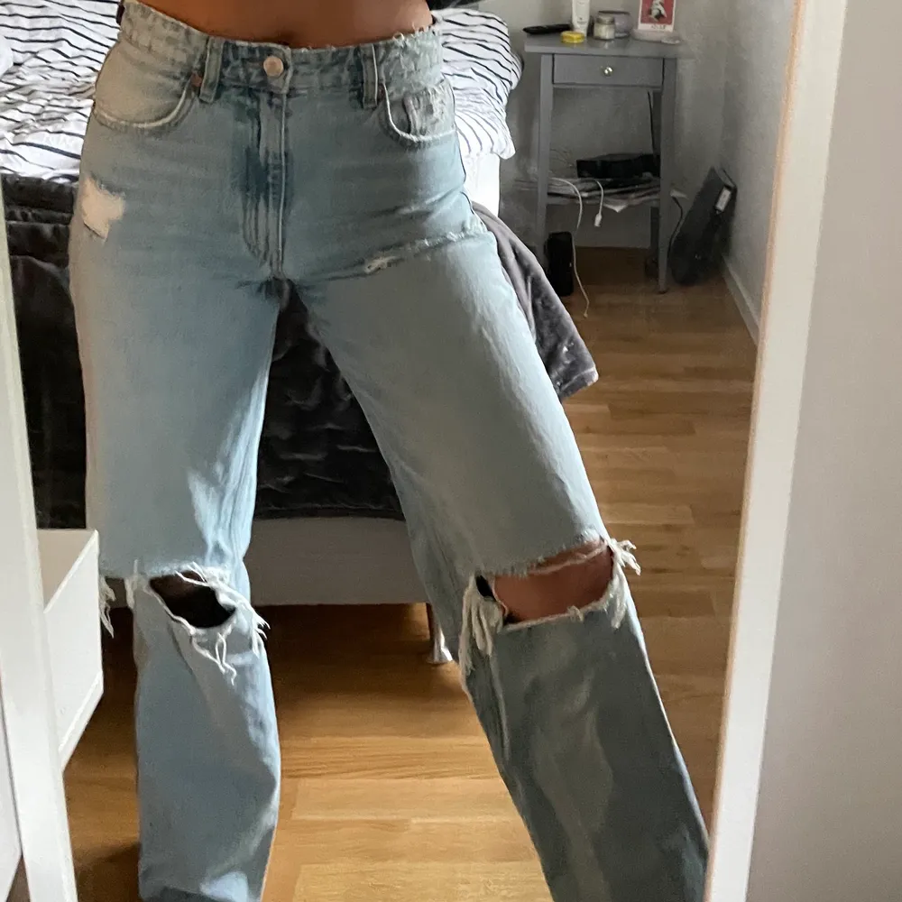 Säljer ett par nästan oanvända Zara jeans i storlek 36. Super snygga ljusa jeans med hål och slitningar på.. Jeans & Byxor.