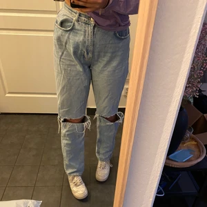 Jeans med hål på knäna - Blåa jeans med snygg tvätt från Gina tricot. Passar väldigt många strl i och med att dem ska sitta lite löst. Nypris 499:-