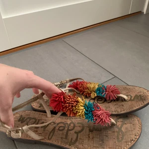 Sandaler - Jättefina sandaler med färgglada pompoms, flitigt använda men i fortfarande jättebra skick! Köparen står för frakten.