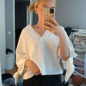 Tröja  - Säljer denna fresha tröja från zara, riktigt snygg nu till sommaren! Stolek xs men passar S/M då den är lite oversize