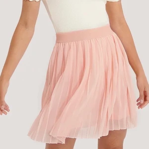 KJOL - Säljer denna söta kjolen som endast är testad. Lappen sitter kvar. Från NAKD. Köpt för 249kr.💕💞💓💗