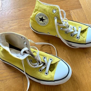 Converse - Gula Converse, använda men väldigt rena och fina.