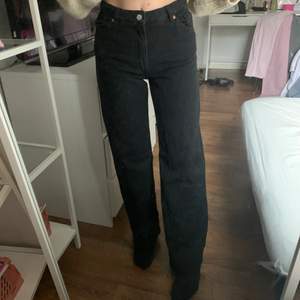 Säljer dessa svarta Yoko jeans från Monki i storlek 28. Använda ett par gånger, tvättade en gång. Fint skick. Nypris 400.