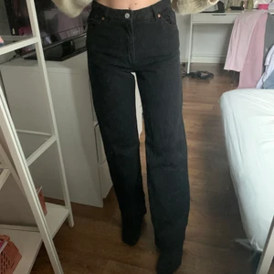 Svarta wide jeans från Monki - Säljer dessa svarta Yoko jeans från Monki i storlek 28. Använda ett par gånger, tvättade en gång. Fint skick. Nypris 400.