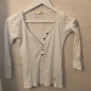 Odd molly - Super fin Odd Molly 3/4 tröja. Strl 0 motsvarar ungefär XS. Köparen står för frakten 💕 kan mötas upp om det är väldigt nära där jag bor i Stockholm