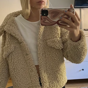 Teddy Jacket - Säljer min vårjacka som är helt oanvänd! Köptes på ginatricot förra året, strl xs men sitter ändå inte alls som xs då den är lite oversized. Perfekt nu till våren!
