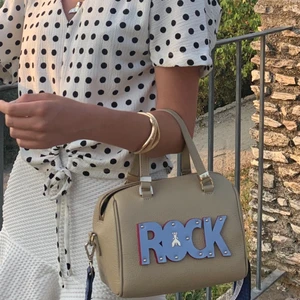 Patrizia Pepe väska - Supersuper fin väska köpt i Italien 2 år sedan för ca 3500-4000kr. Jättebra skick! Kan skicka mer bilder på detalj om det önskas:) finns även ett längre band som såklart medföljs vid köp.            KOM GÄRNA MED EGNA BUD