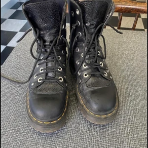 Dr martens 40 - Säljer mina coola docs då de inte längre kommer till användning. Ena dragkedjan måste fixas annars är skon i mycket gott skick och de är jättesköna. Finns på Lidingö 