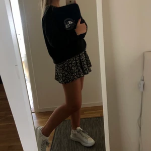 Zara kjol - Säljer denna kjol från Zara! Kort men har ”inbyggda” shorts under. Säljs inte längre, den är i fint skick. Storlek M men skulle säga att den passar S/M. Frakt tillkommer!