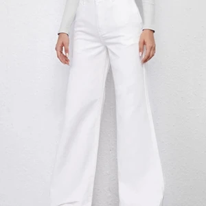 Jeans SHEIN  - Säljer min byxser från SHEIN endast testade 1 gång! Dom har storlek 28. Frakten ingår ej!