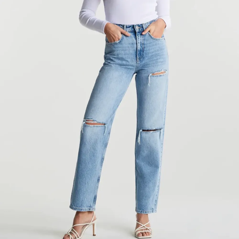 Jeans köpta från Gina! Full lenght, vida,slitningar på knäna och hög midja💖 sitter riktigt bra på mig som är 170! Köparen står för frakt ✨. Jeans & Byxor.