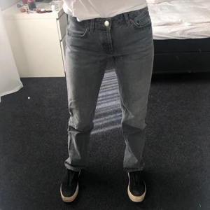 Raka jeans - Raka, lågmidjade, gråa jeans från zara i väldigt bra skick! Tvättade få gånger och väldigt sparsamt använda så inte alls uttöjda. Slutsålda på hemsidan. Budgivning sker privat eller köp direkt för 600kr. (Jag är 175cm) 