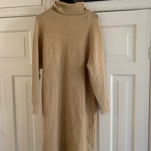 Stickad klänning M-KAE - Säljer min helt oanvända(se bild 2) stickade klänning från M-KAE, beige med en polokrage. 
