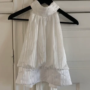 Sommartopp!!! - Säljer denna superfina topp från Asos, den har öppen rygg med knytning längst ned, har bara använt den 1 gång, säljes även av den anledning att den inte kommer till användning 