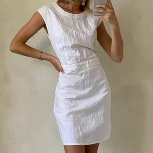 Vit linneklänning - Superfin linneklänning! Den har en svag gul fläck vilket syns på bilderna. Annars är den så snygg och perfekt nu till sommaren🤍