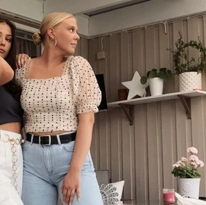 Beige blus med puffärm  - En beige blus med svarta prickar ifrån H&M, använd en gång. Otroligt fin passform men säljes tyvärr p.g.a att den nu är för stor. 